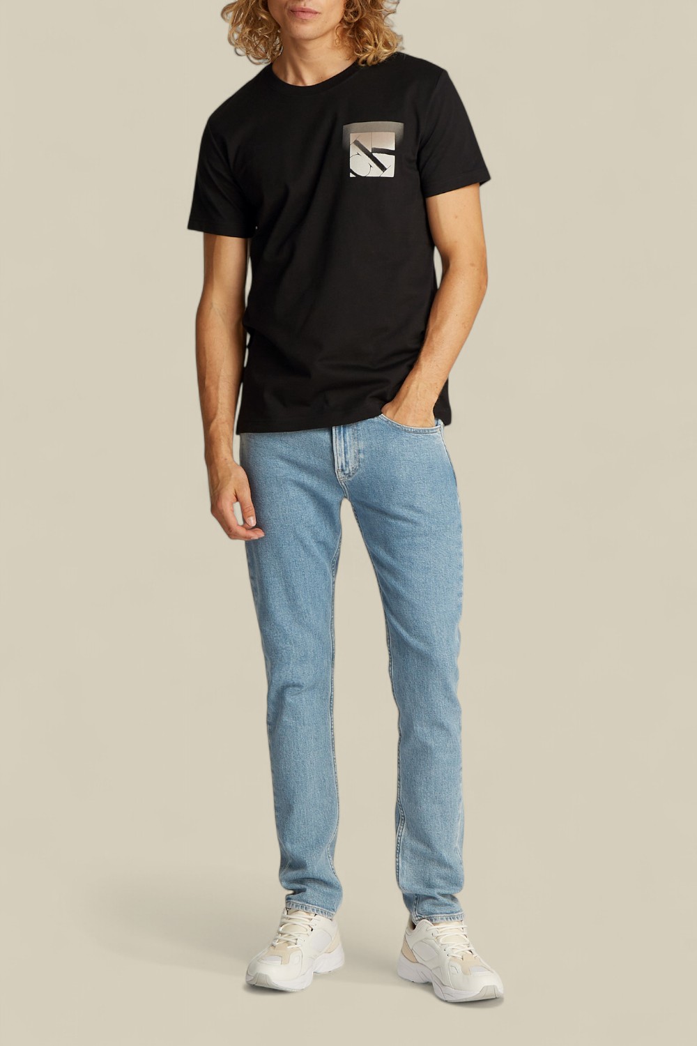 תמונת כל הלוק של חולצת טי